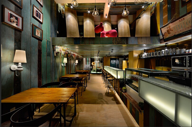 餐廳裝修是至關重要的,許多顧客消費不單純就是來吃東西,有時候喜好一個良好的飲食環境。餐廳的裝修必須要有藝術創意風格的講究這樣才能博人眼球吸引顧客,隨著著中國社會經濟的高速發展,有部分中國人都越來越崇媚揚外,藝術時尚風格都偏向國外,什么西餐廳、壽司店、披薩店等等。在中國會有很多特色的西餐廳,不僅吸引外國客人,大多數還是吸引的中國客人,中國人喜歡這種對外國文化風情的新鮮感,都想嘗試一下外國美食和文化。中國就有龐大的消防者群體,許多外國和中國投資者都開始了自己的創業之夢,特色餐廳現在也逐漸成為主流形式,餐廳的裝修需求也越來越多,下面華發小編帶您了解一下特色餐廳裝修要點。